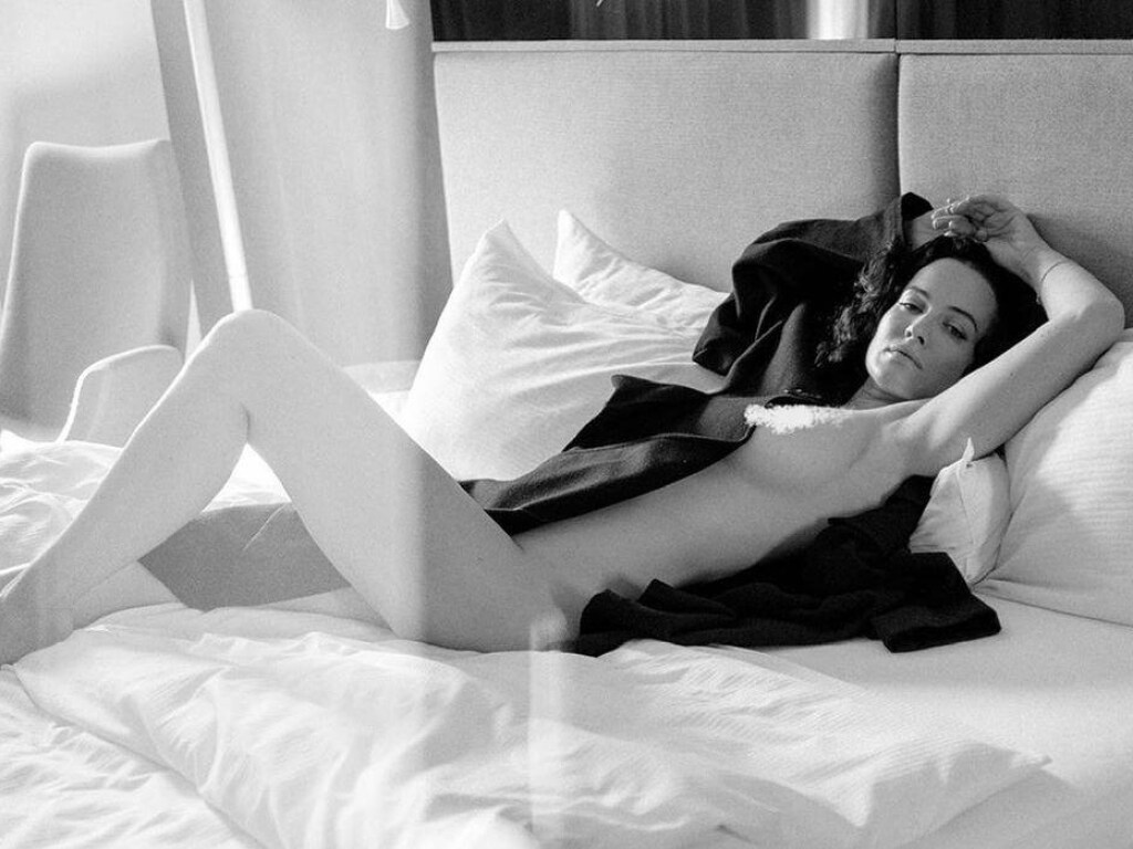 «Божественно»: Даша Астафьева позировала полуобнаженной в постели (ФОТО)