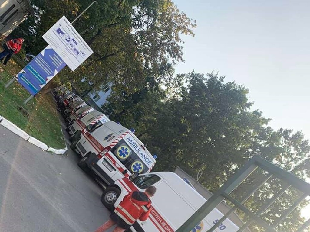 «Везут пациентов с подозрением на COVID-19»: В Киеве заметили очередь из автомобилей скорой помощи (ФОТО)