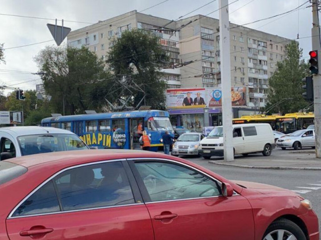 В Одессе трамвай врезался в легковушку: на дороге образовалась пробка (ФОТО)