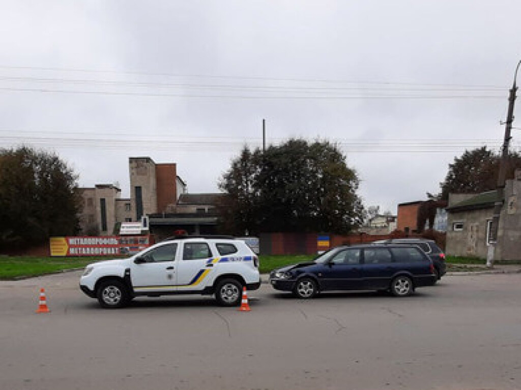 В Хмельницкой области Volkswagen врезался в багажник полицейской машины (ФОТО)