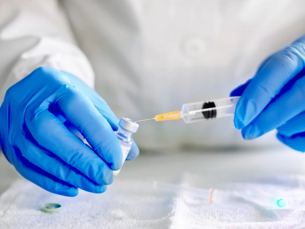 Минздрав: вакцину против коронавируса испытают на 4,2 тысячах украинских добровольцев
