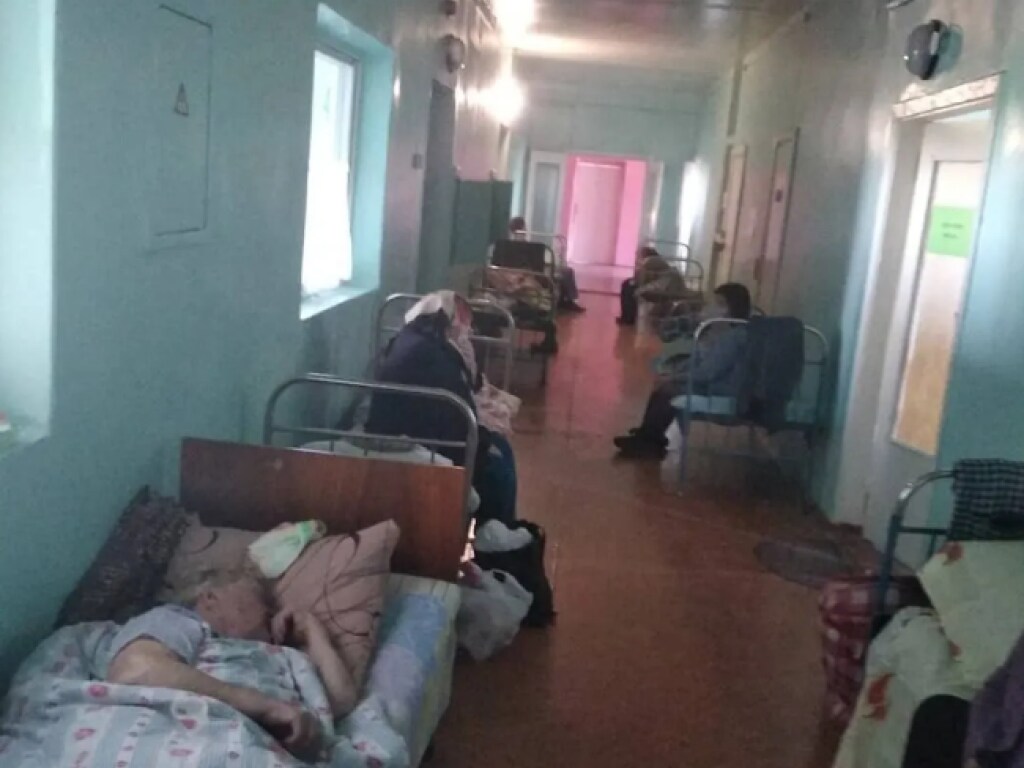 Нет свободных палат: На Харьковщине пациенты с пневмонией размещаются в коридорах больниц – СМИ (ФОТО)