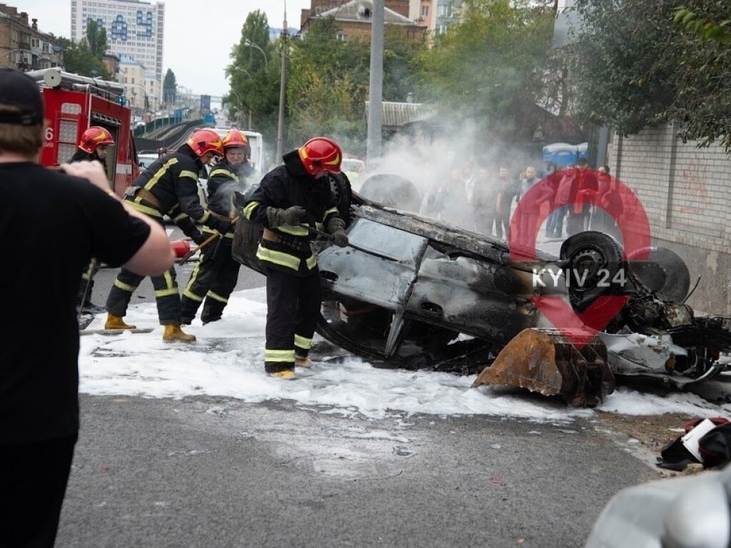 В Киеве на Борщаговке столкнулись 2 иномарки: авто Daewoo перевернулось и загорелось (ФОТО)