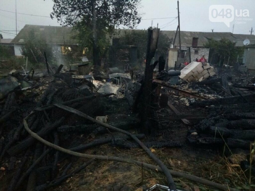 В Одесской области ночью сгорели 2-этажный дом, автомобиль и сарай: погибла женщина (ФОТО)