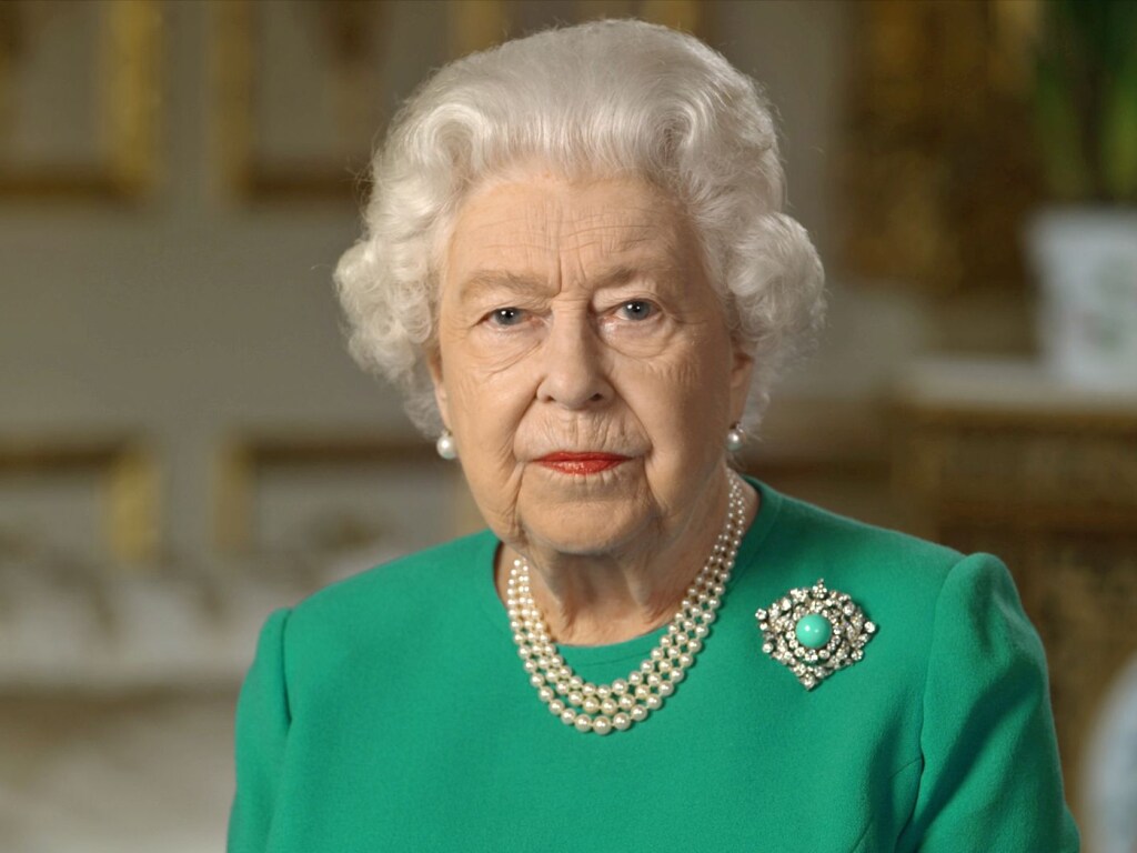 Встретилась с учеными: Британская королева Елизавета II впервые после изоляции появилась на людях