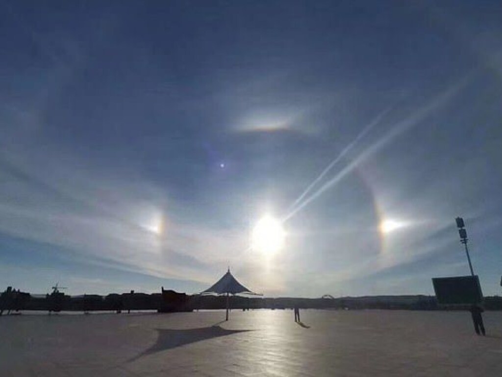 Жители Китая зафиксировали в небе «тройное солнце» (ФОТО)