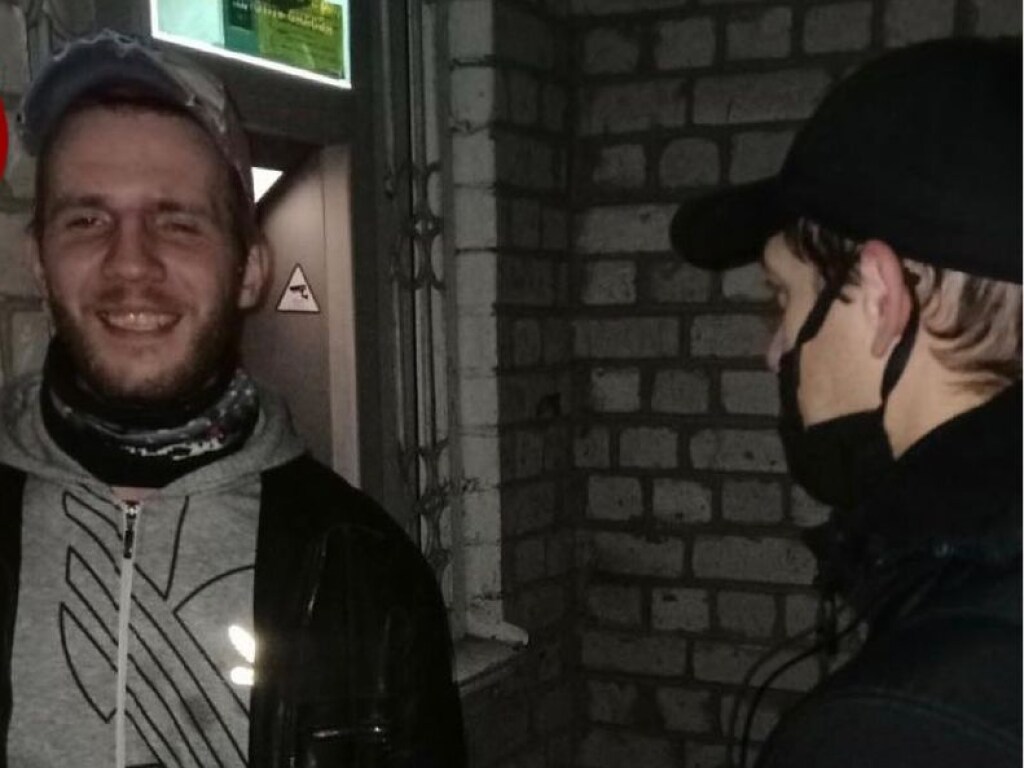 Грабитель с помощью молотка решил взломать банкомат в Киеве (ФОТО)