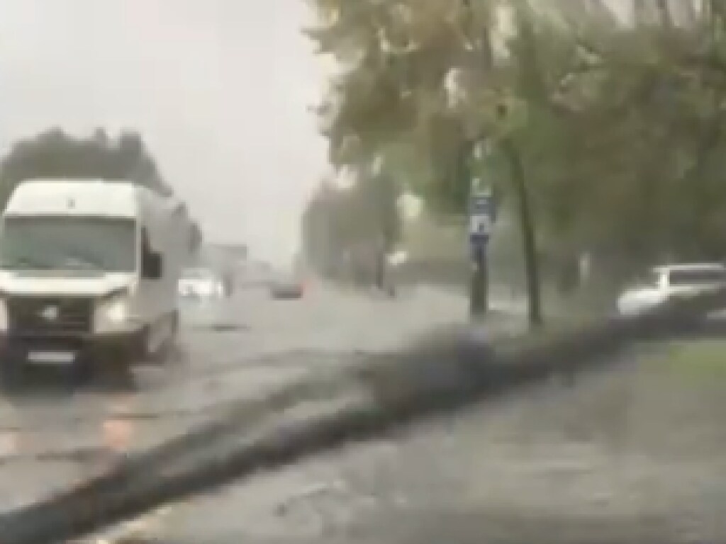 В утреннем потопе в Киеве машины «плавали» в огромных лужах (ФОТО, ВИДЕО)