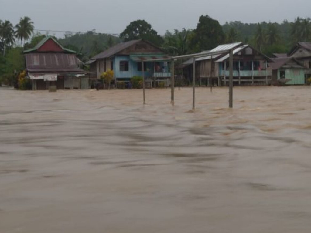 Мощное наводнение затронуло более пяти тысяч человек в Индонезии (ФОТО)
