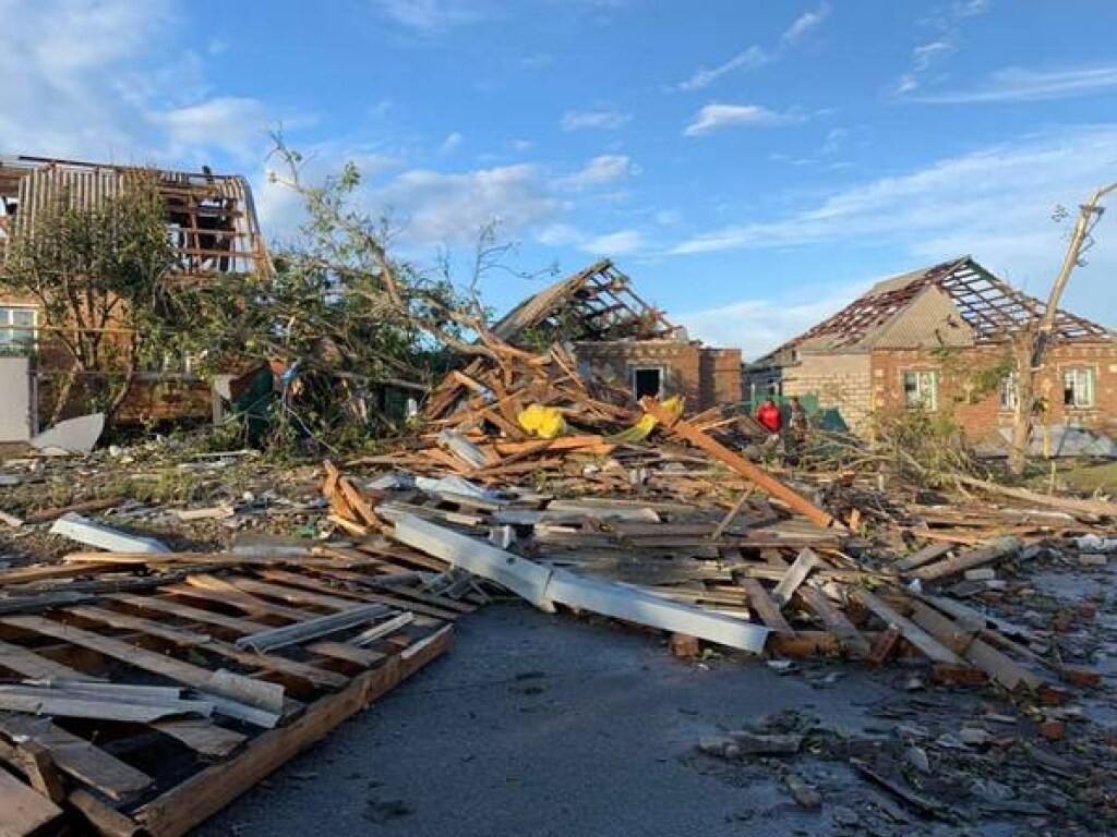 В Кропивницком пронесся мощный ураган: спасатели развернули пункт обогрева и полевую кухню (ФОТО)