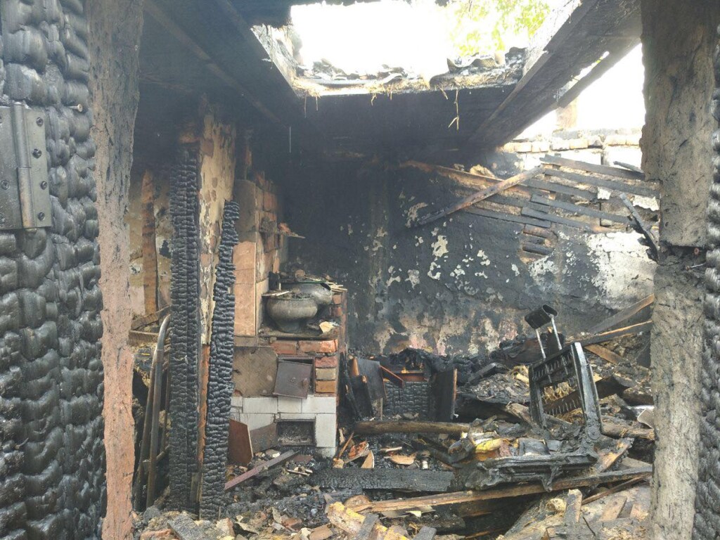 В Харьковской области спасатели ликвидировали пожар в летней кухне (ФОТО)