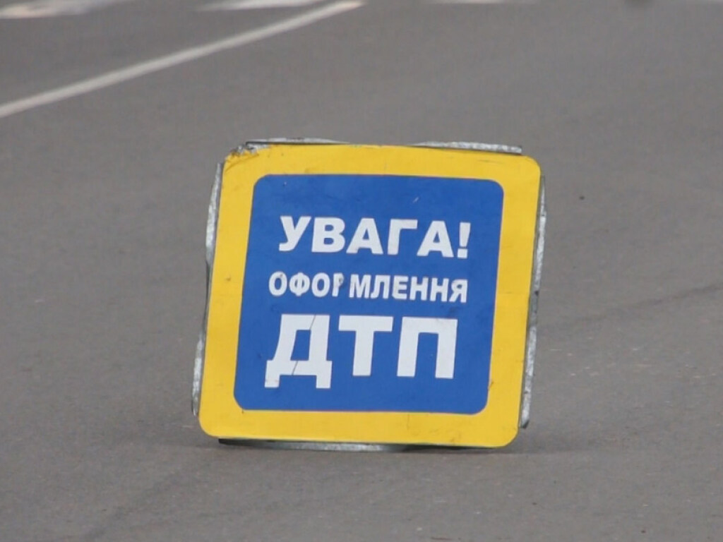 ДТП в Харькове: Mitsubishi врезался в забор после столкновения с Mazda (ФОТО)