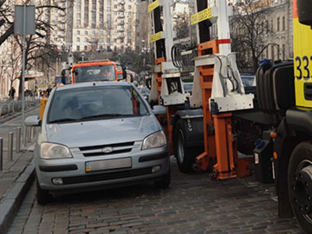 В центре Киеве автомобиль депутата увезли на эвакуаторе (ВИДЕО)