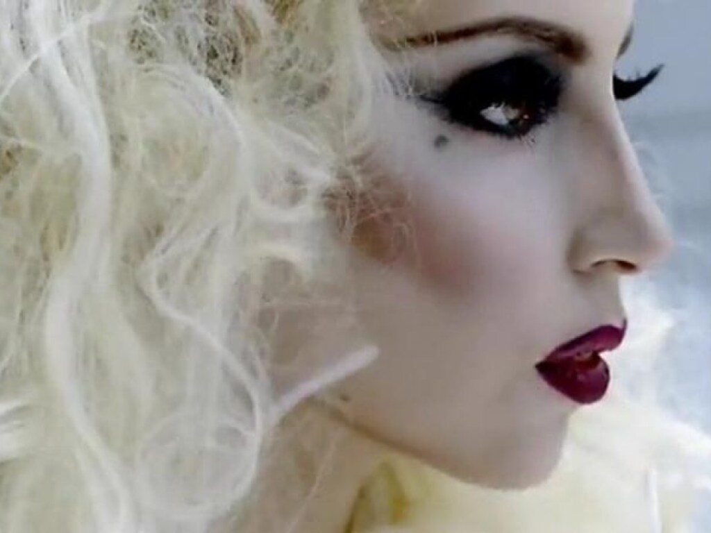 В очках и с полуобнаженной грудью: 34-летняя Леди Гага показала откровенный снимок
