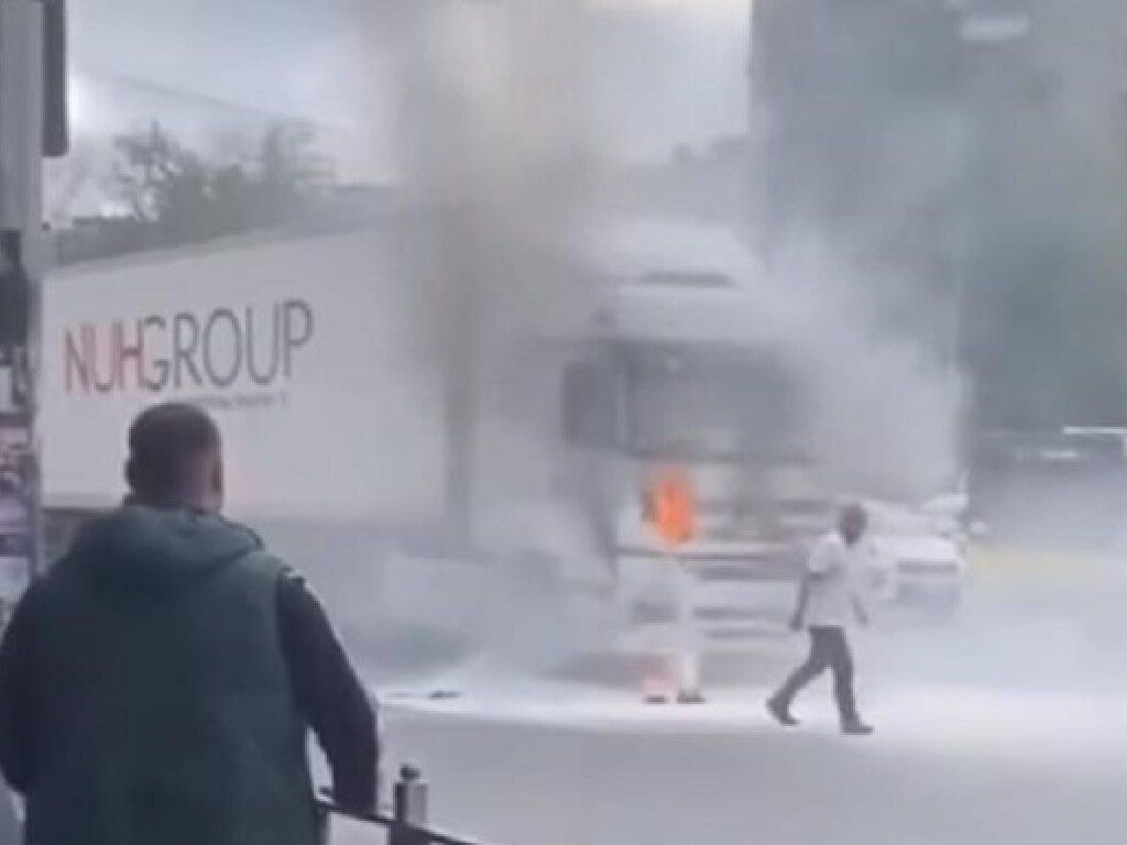 В Киеве во время движения загорелся грузовик (ФОТО, ВИДЕО)
