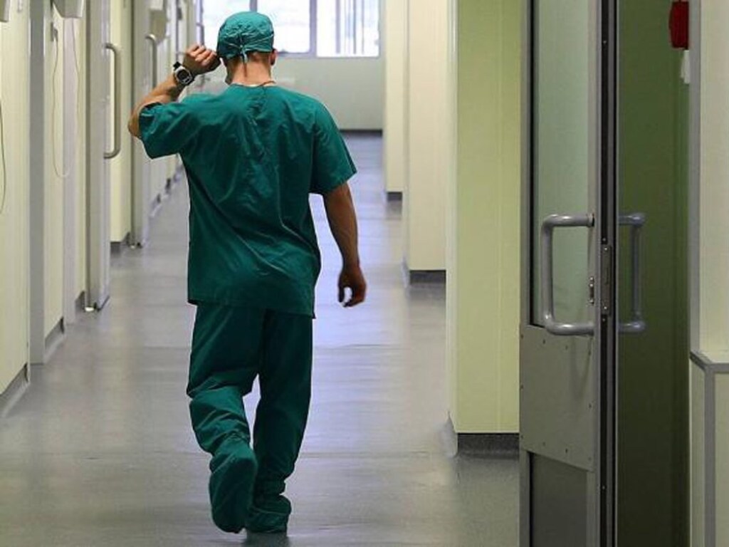 Главными причинами массового увольнения медиков являются «новые» реформы власти – эксперт