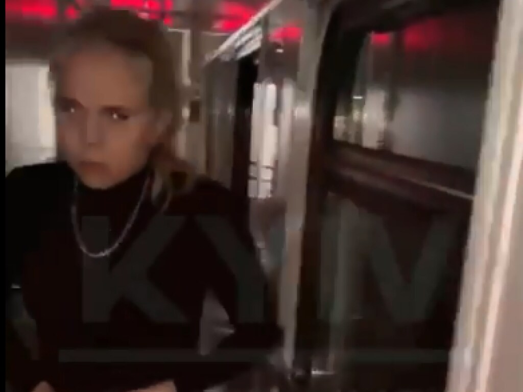 Бегали голыми по вагону: поезд Львов-Киев остановили из-за двух неадекватных девушек (ВИДЕО)