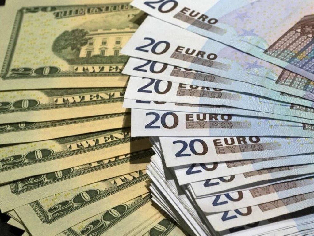 В декабре 2020 года курс доллара в Украине преодолеет отметку 29 гривен – экономист
