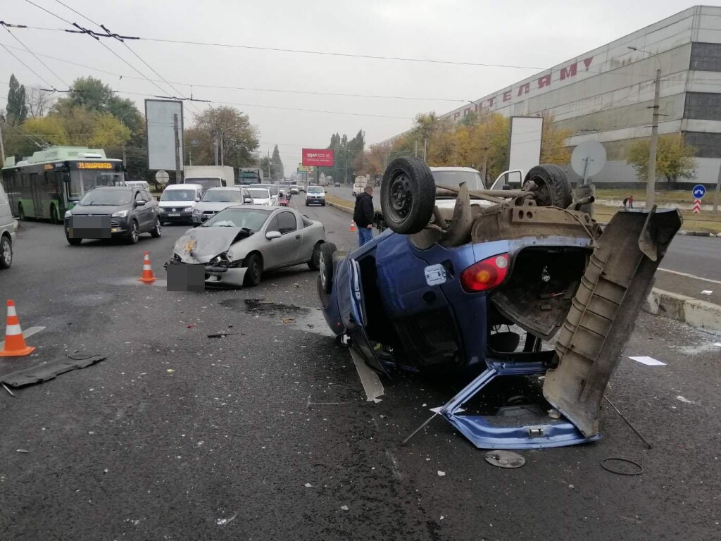 На мосту в Харькове столкнулись Daewoo Matiz и Opel Tigra, водитель умер в больнице (ФОТО)