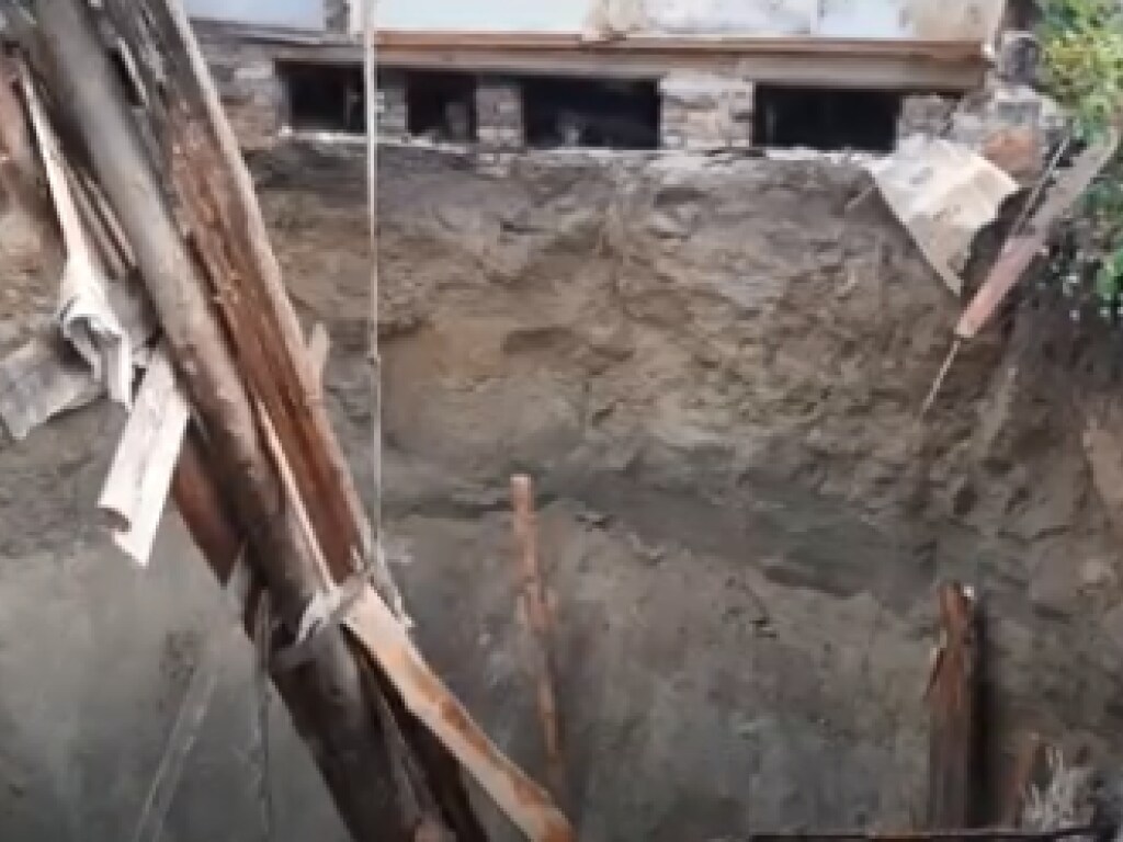 Провал земли поглотил жилой дом в российской деревне (ФОТО, ВИДЕО)