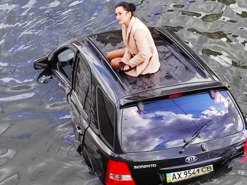 В Харькове машина загадочно упала в реку (ФОТО, ВИДЕО)