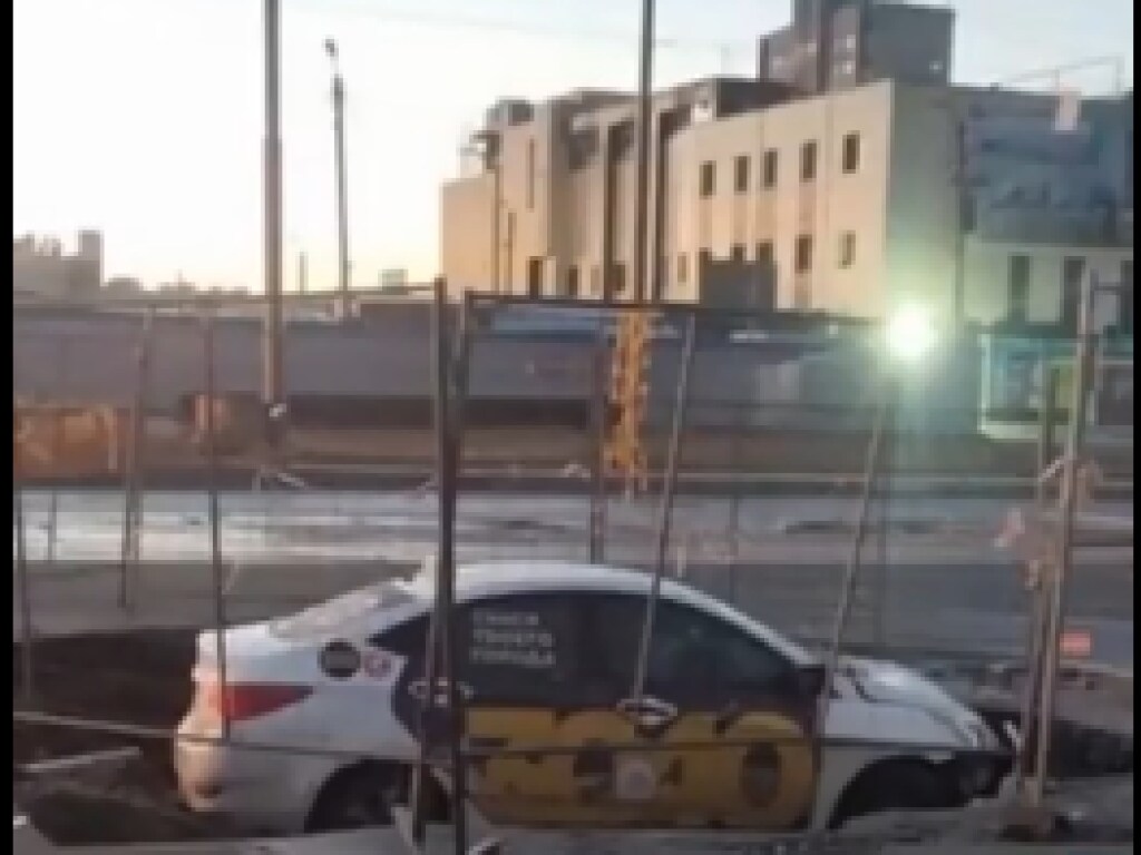 В Харькове автомобиль такси провалился в яму (ФОТО, ВИДЕО)
