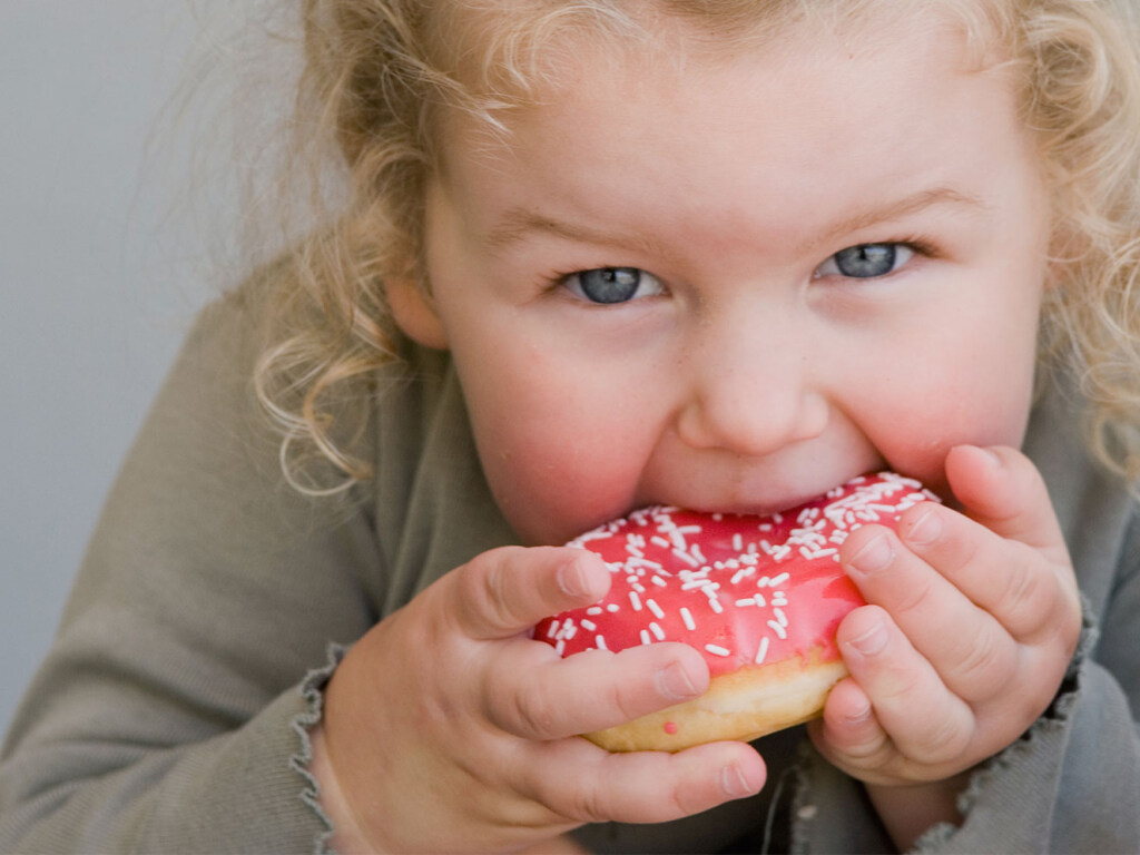 Ученые объяснили любовь детей к нездоровой пище