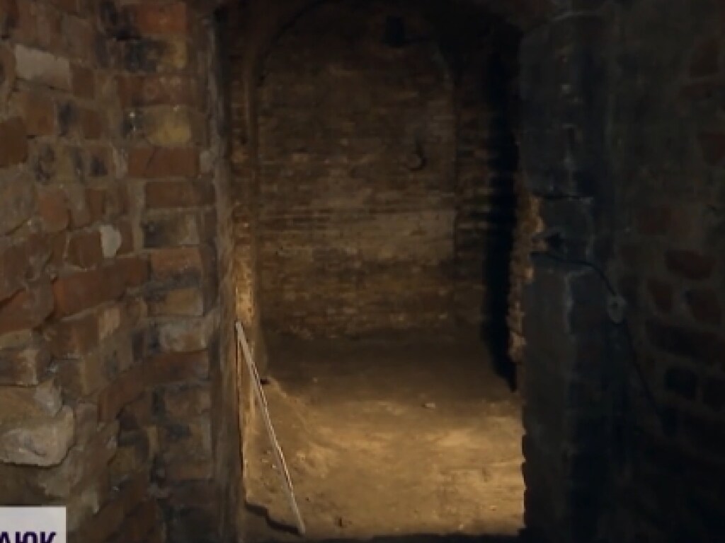 В Луцке раскопали неизвестные подземелья, упоминаний о которых нет в документах (ВИДЕО)