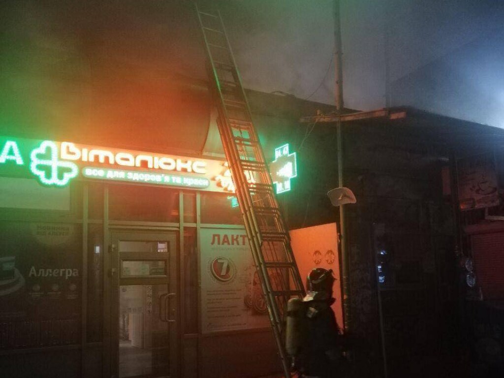 Спасатели ликвидировали возгорание в киосках на Вокзальной площади в Киеве (ФОТО)