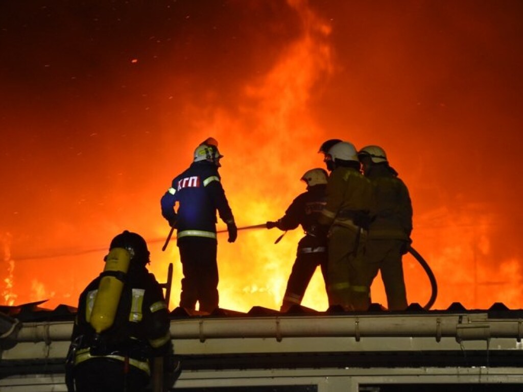 Под Одессой ночью горел завод: на ликвидацию огня пожарные потратили около 6 часов (ФОТО)