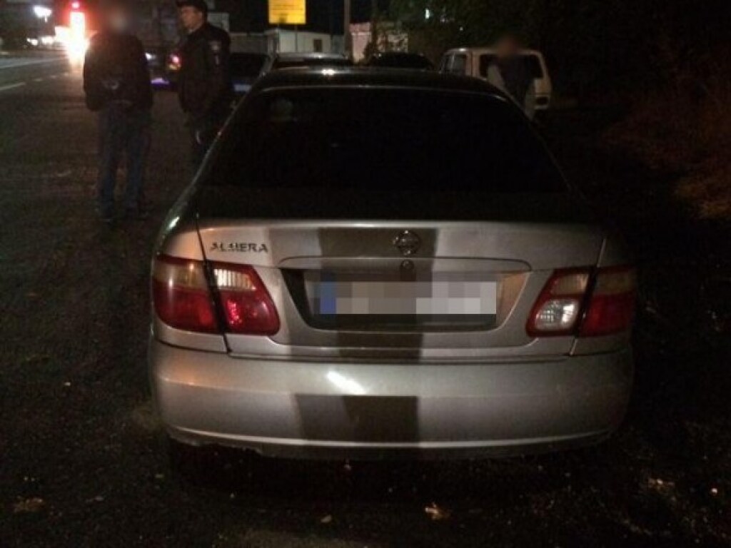 В Харькове иностранцы ограбили автомобиль, вытащив барсетку и мобильный (ФОТО)