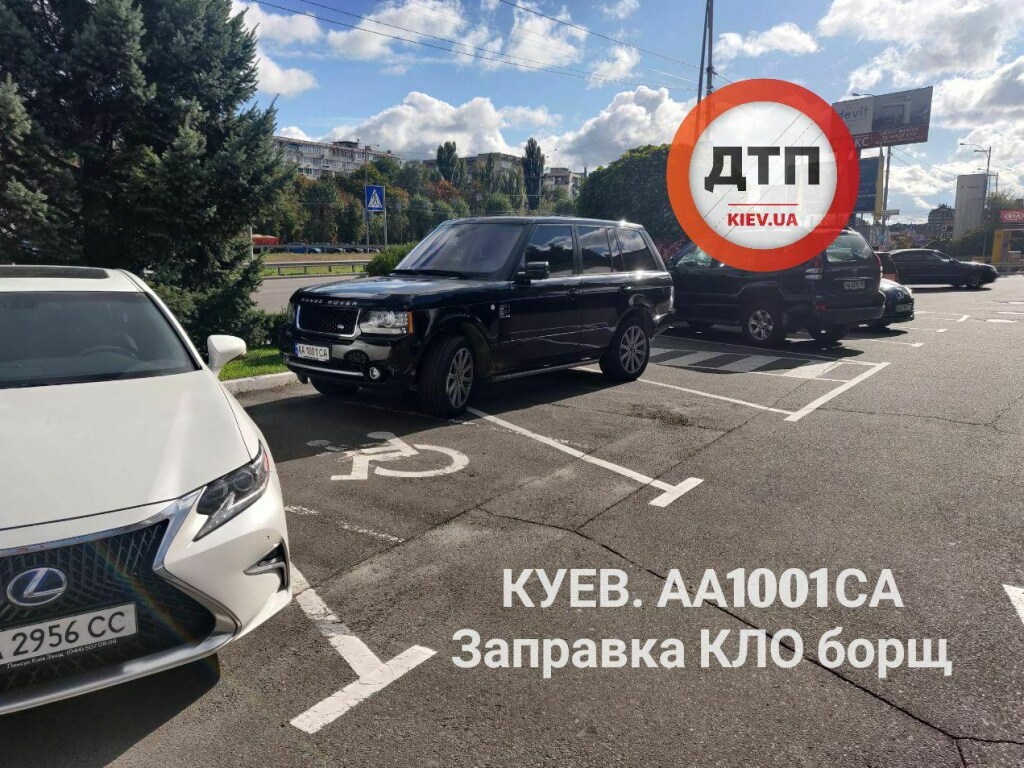 В Киеве водитель Range Rover отметился хамской парковкой (ФОТО)