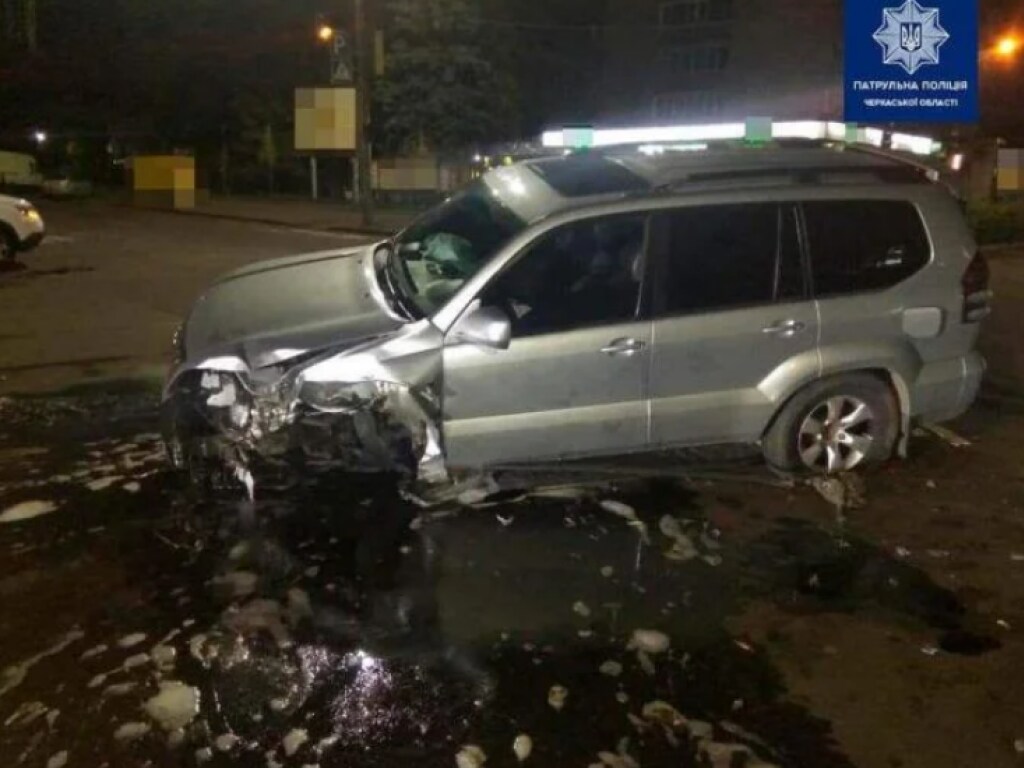 Превысил скорость: В Черкассах пьяный водитель на Toyota врезался в светофор (ФОТО)
