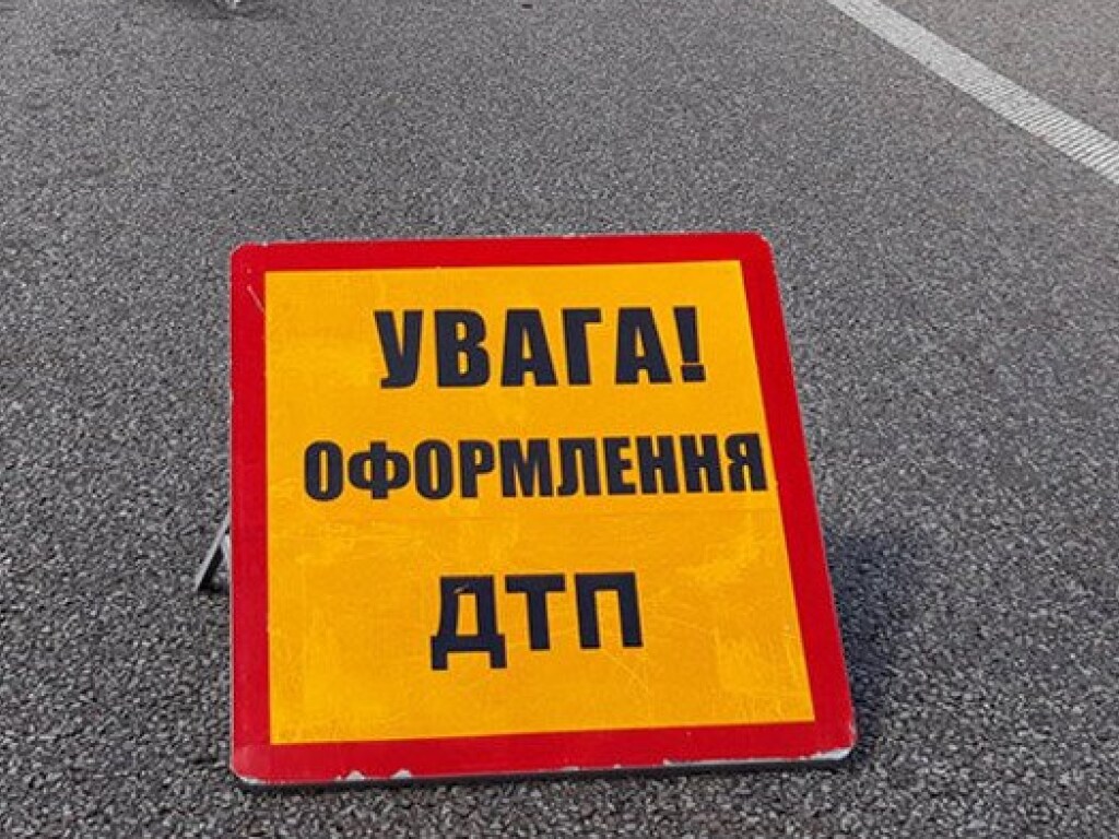 Под Киевом на перекрестке перевернулось авто (ВИДЕО)