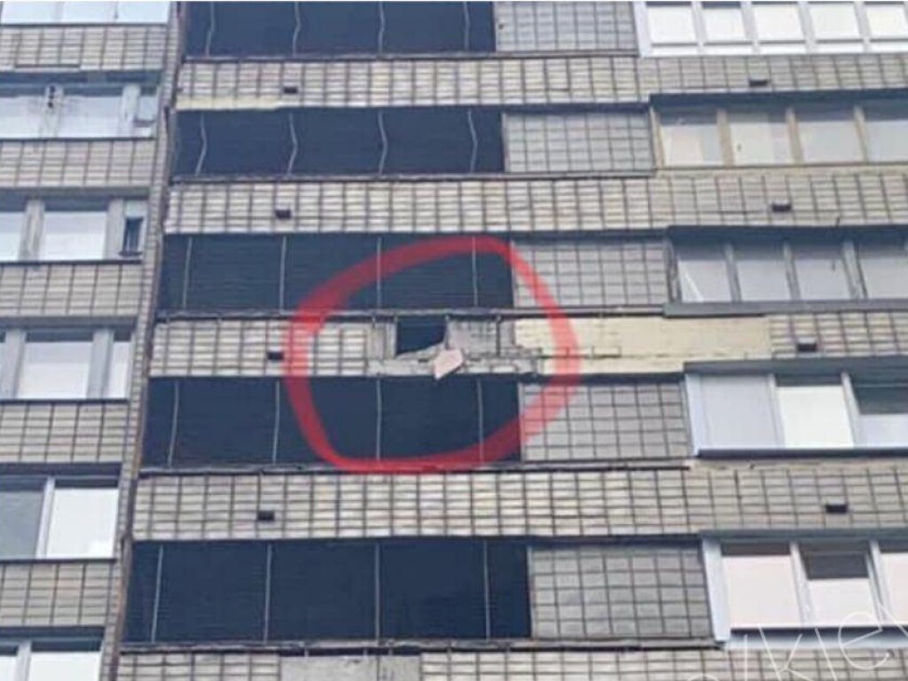 На Печерске в Киеве рухнувший фрагмент балкона повредил авто (ФОТО)