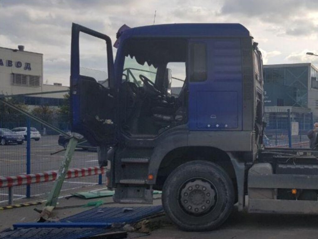 В Киеве у пивзавода грузовик с отказавшими тормозами снес остановку (ФОТО)