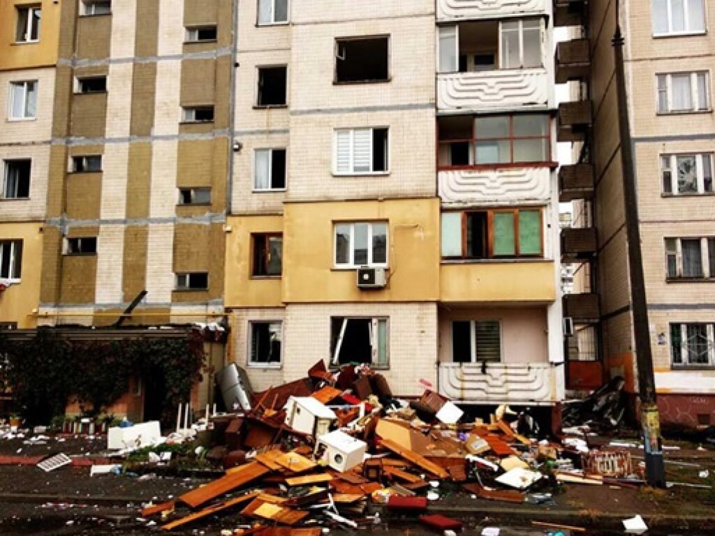 Из аварийного дома на столичных Позняках выбросили вещи жильцов (ФОТО)