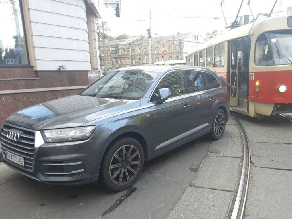 На Подоле в Киеве «король парковки» на Audi заблокировал движение трамваев (ФОТО)
