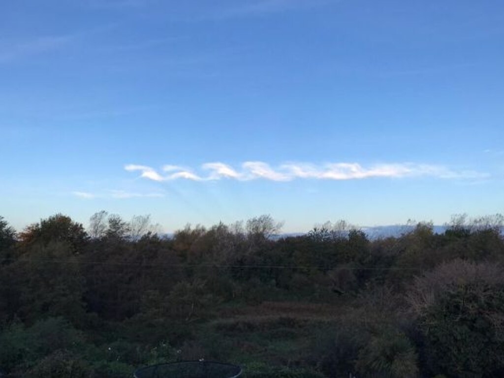 Над Дублином замечены уникальные волнистые облака (ФОТО, ВИДЕО)