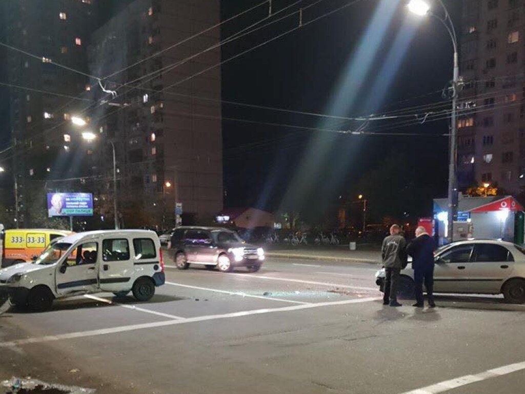 На Оболони в Киеве Renault при повороте столкнулся с Daewoo (ФОТО)