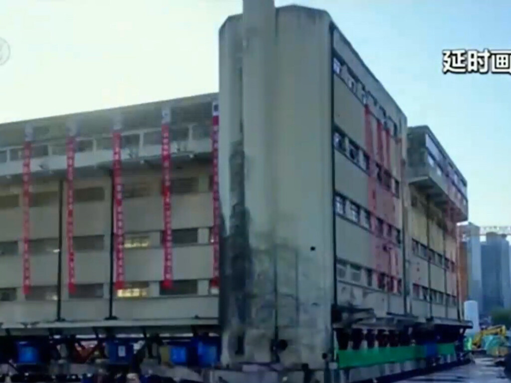 В Шанхае здание школы поставили на «ролики» и передвинули (ВИДЕО)