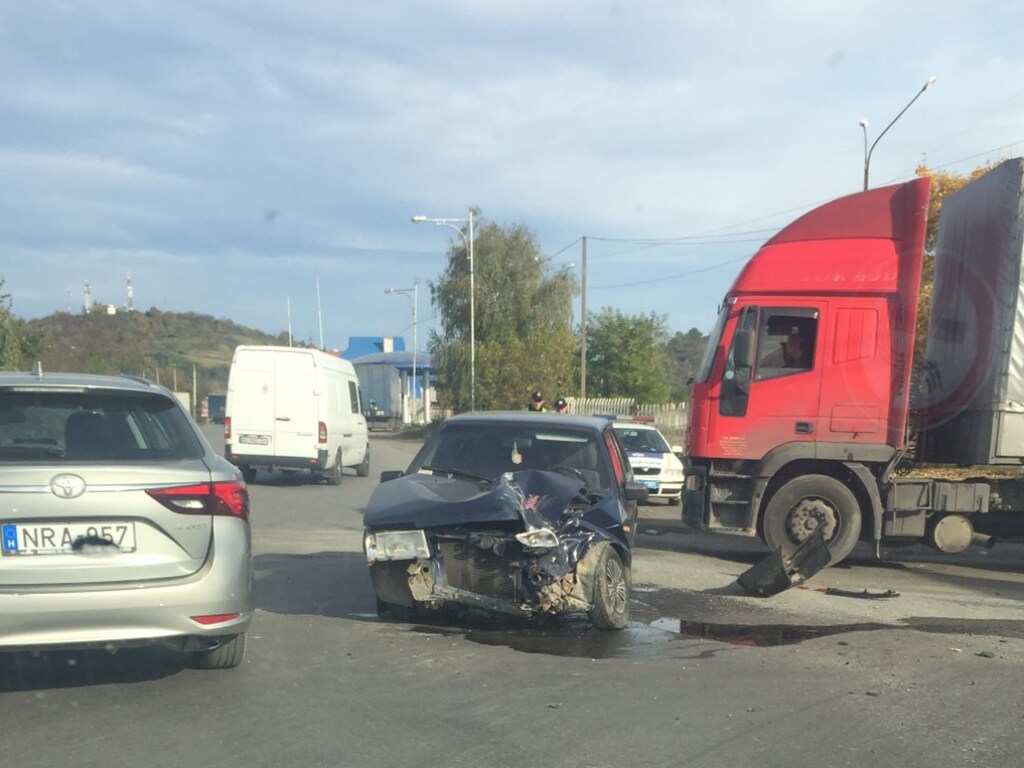 В Мукачево на перекрестке произошло ДТП: у ВАЗ значительные повреждения (ФОТО)