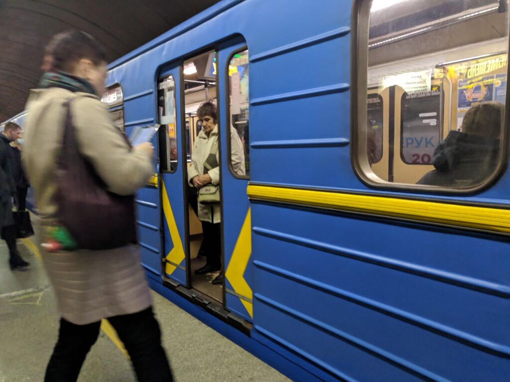 Полураздетая пассажирка устроила странные танцы в столичном метро (ФОТО, ВИДЕО)