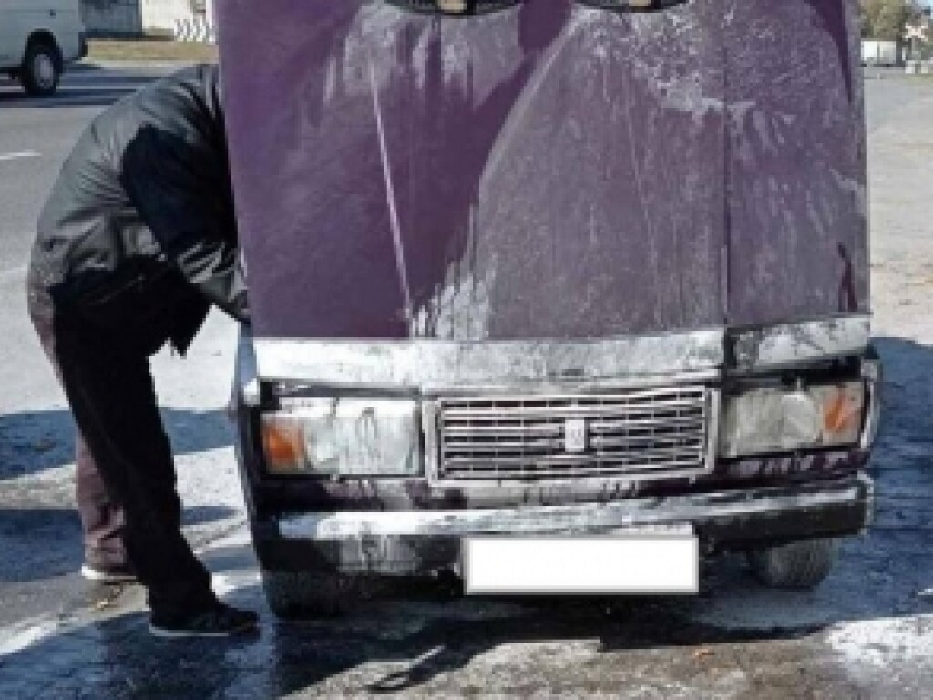 В Мелитополе полицейские потушили загоревшийся на ходу ВАЗ (ФОТО)