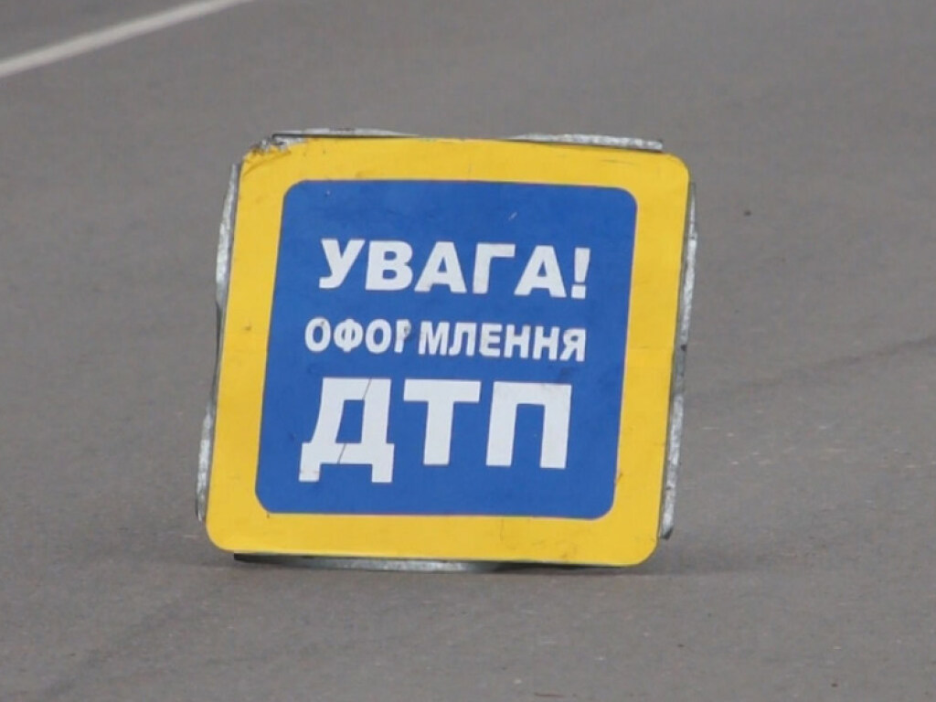 Под Киевом дорогу не поделили внедорожник и иномарка (ВИДЕО)