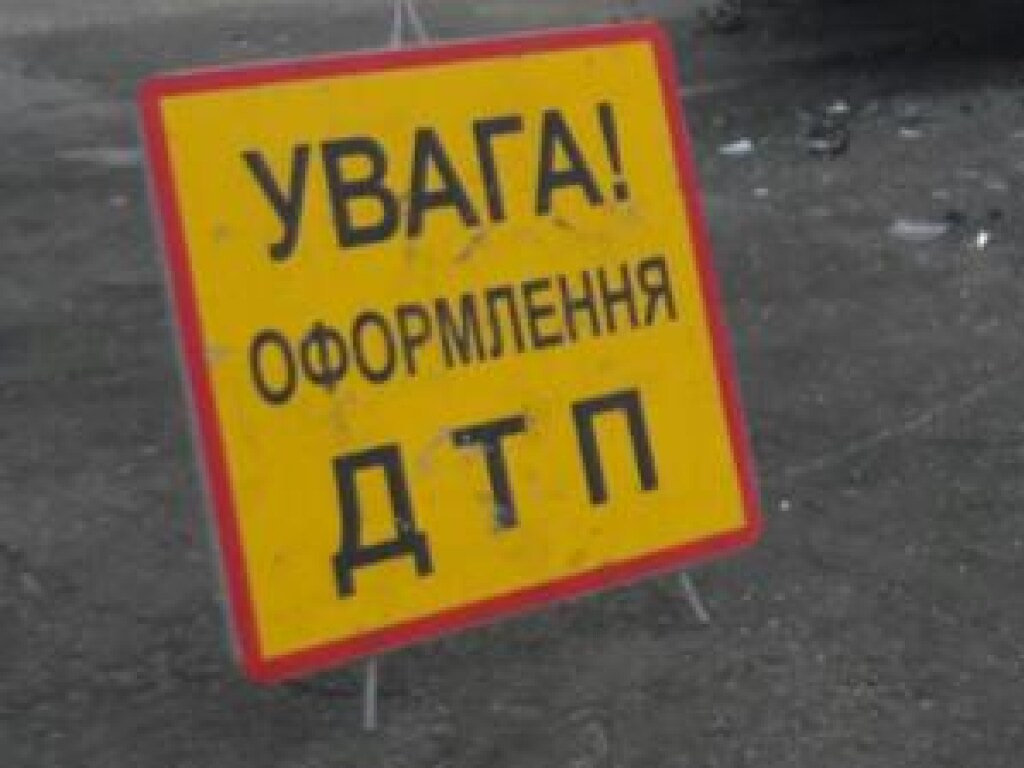 В Киеве водитель белой иномарки из-за резкого маневра сбил скутериста (ВИДЕО)