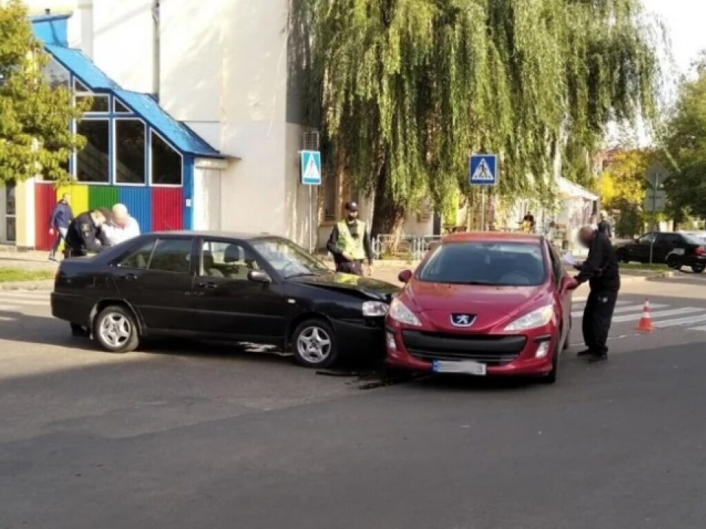 В центре Николаева столкнулись Peugeot и Chery (ФОТО)