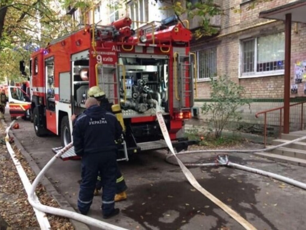 В Киеве горел пятиэтажный дом: в одной из квартир нашли мертвого мужчину (ФОТО)