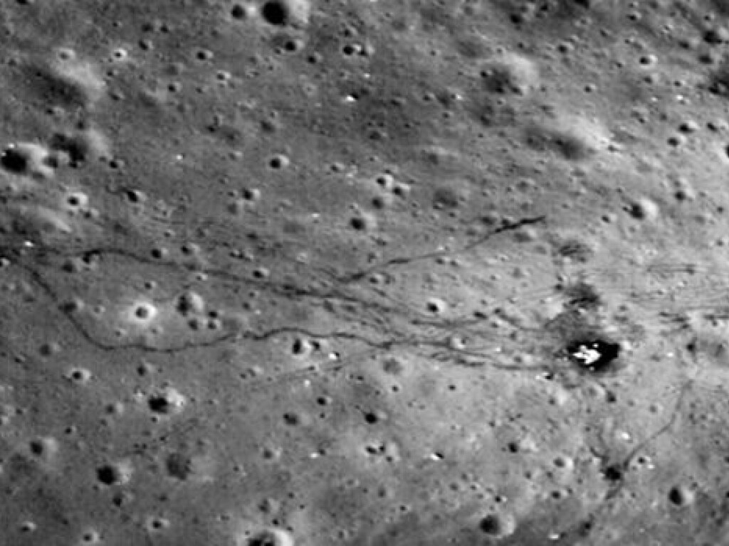 Эксперты NASA ищут причины появления на Луне следов людей, которые посещали планету 40 лет назад (ФОТО)