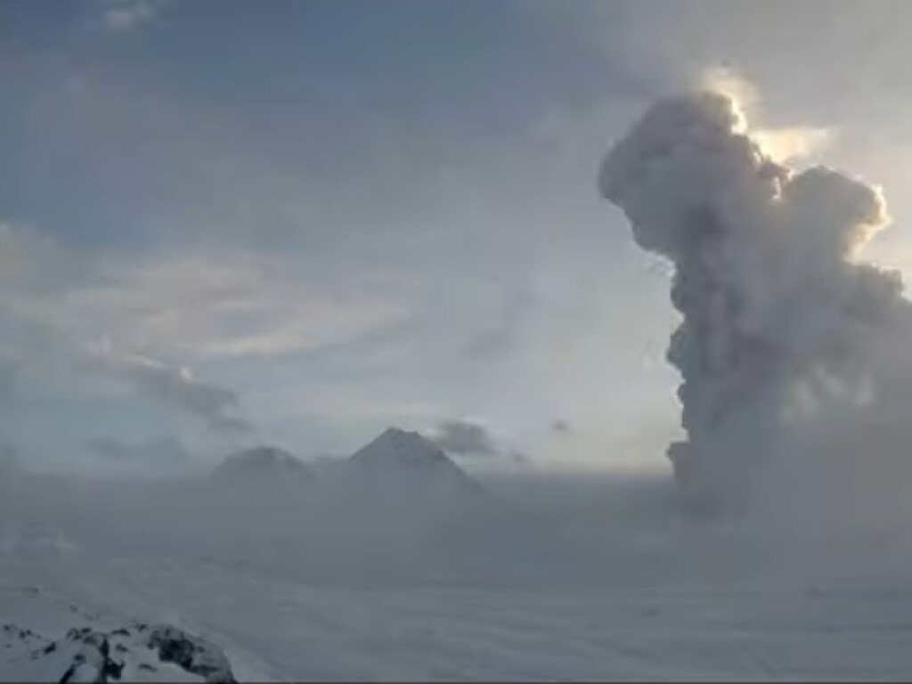 На Камчатском полуострове произошел взрыв: пепел выбросило на высоту до 10 километров (ФОТО, ВИДЕО)